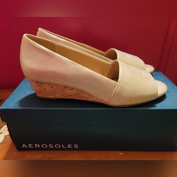 NEW Aerosoles Gold Mettalic Wedges Sz 8M - Picture 1 of 4